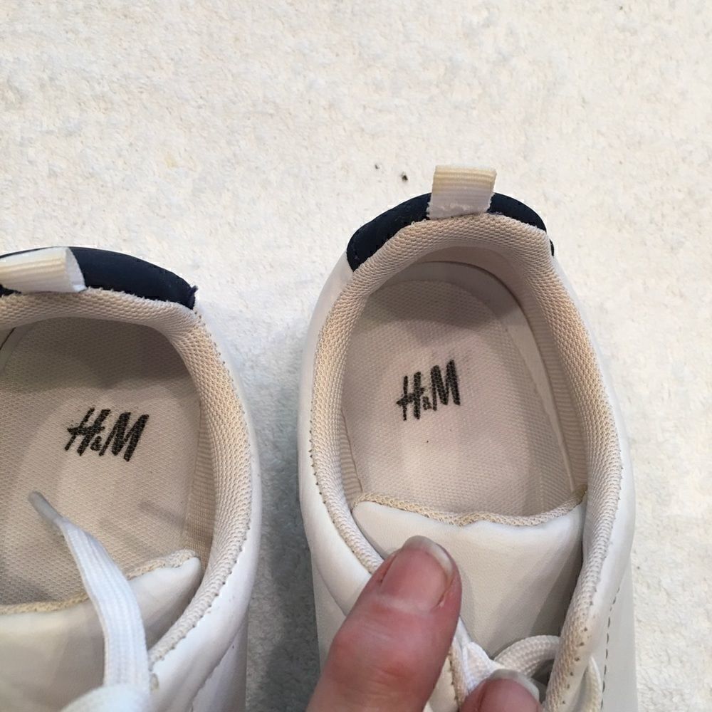 White athletic tennis shoes H & M size 4.5 lace up - Picture 4 of 9